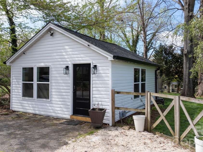 95 18th Avenue, Hickory, NC 28601.  MLS# CAR4358938, YatesRealty ID 18936. 