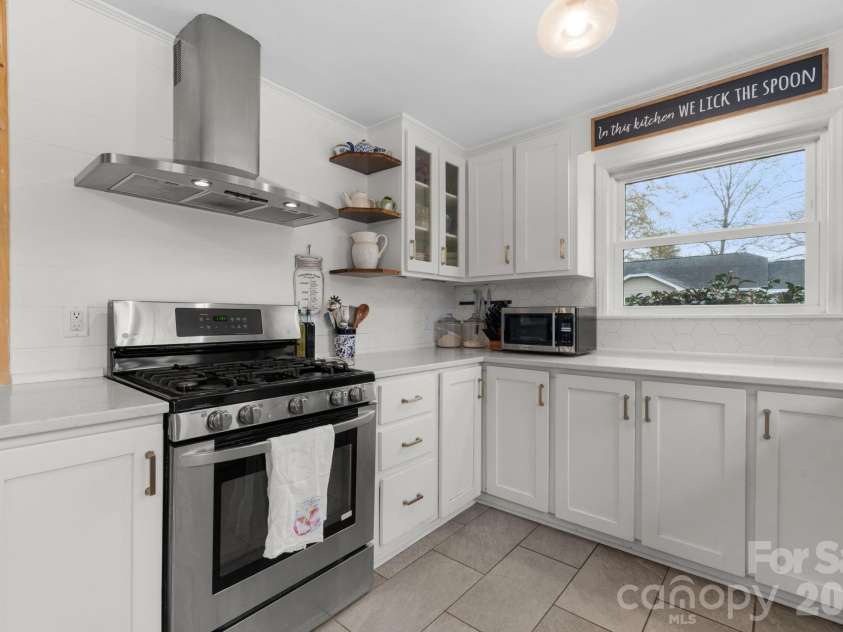 95 18th Avenue, Hickory, NC 28601.  MLS# CAR4358938, YatesRealty ID 18936. 