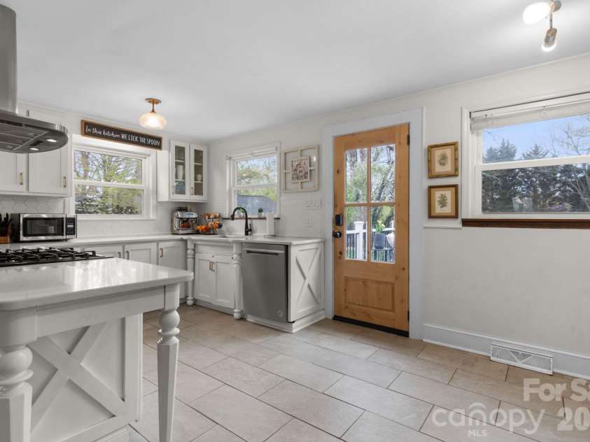 95 18th Avenue, Hickory, NC 28601.  MLS# CAR4358938, YatesRealty ID 18936. 