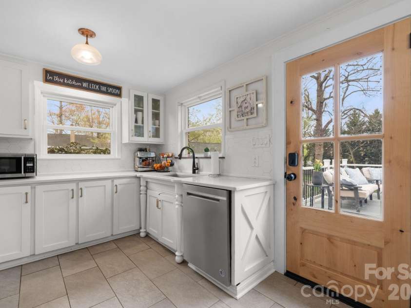 95 18th Avenue, Hickory, NC 28601.  MLS# CAR4358938, YatesRealty ID 18936. 