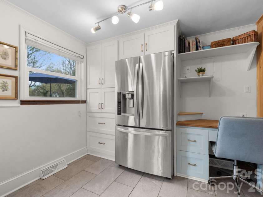 95 18th Avenue, Hickory, NC 28601.  MLS# CAR4358938, YatesRealty ID 18936. 