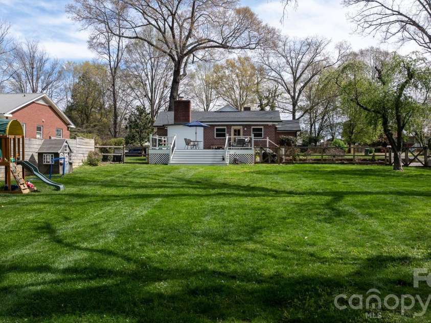 95 18th Avenue, Hickory, NC 28601.  MLS# CAR4358938, YatesRealty ID 18936. 