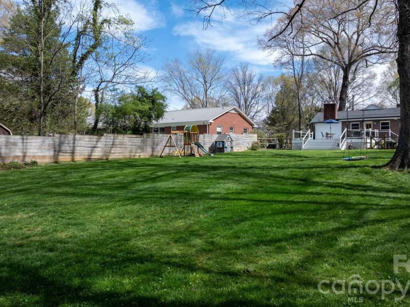 95 18th Avenue, Hickory, NC 28601.  MLS# CAR4358938, YatesRealty ID 18936. 
