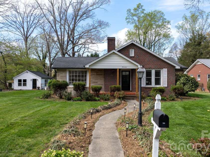 95 18th Avenue, Hickory, NC 28601.  MLS# CAR4358938, YatesRealty ID 18936. 