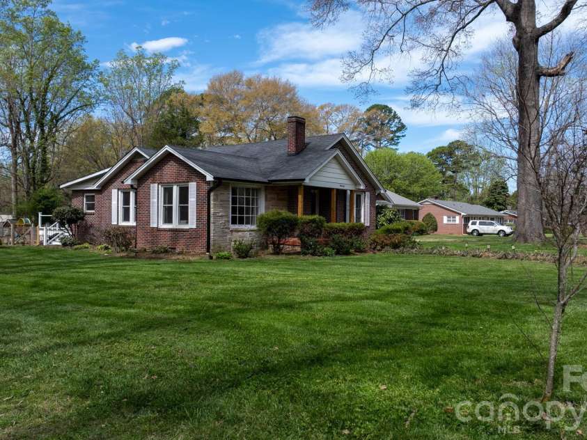 95 18th Avenue, Hickory, NC 28601.  MLS# CAR4358938, YatesRealty ID 18936. 