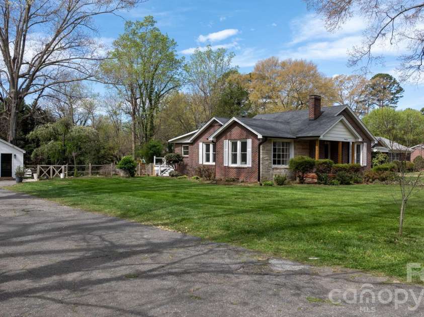 95 18th Avenue, Hickory, NC 28601.  MLS# CAR4358938, YatesRealty ID 18936. 