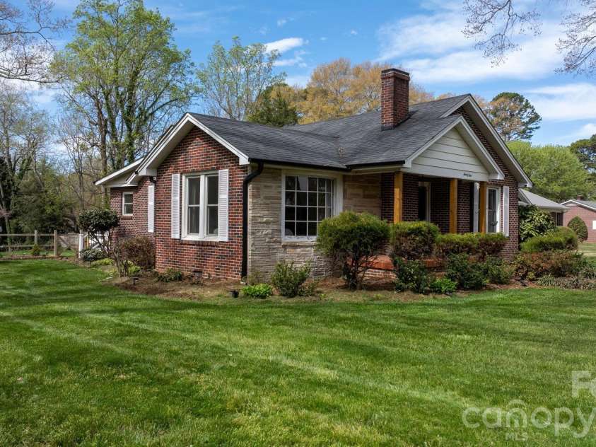 95 18th Avenue, Hickory, NC 28601.  MLS# CAR4358938, YatesRealty ID 18936. 