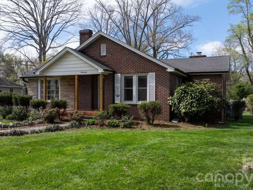 95 18th Avenue, Hickory, NC 28601.  MLS# CAR4358938, YatesRealty ID 18936. 