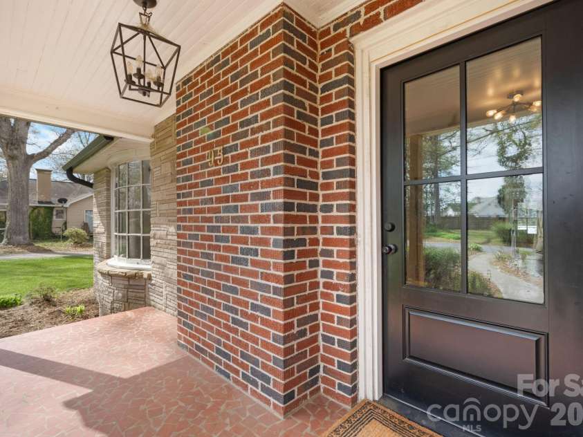 95 18th Avenue, Hickory, NC 28601.  MLS# CAR4358938, YatesRealty ID 18936. 