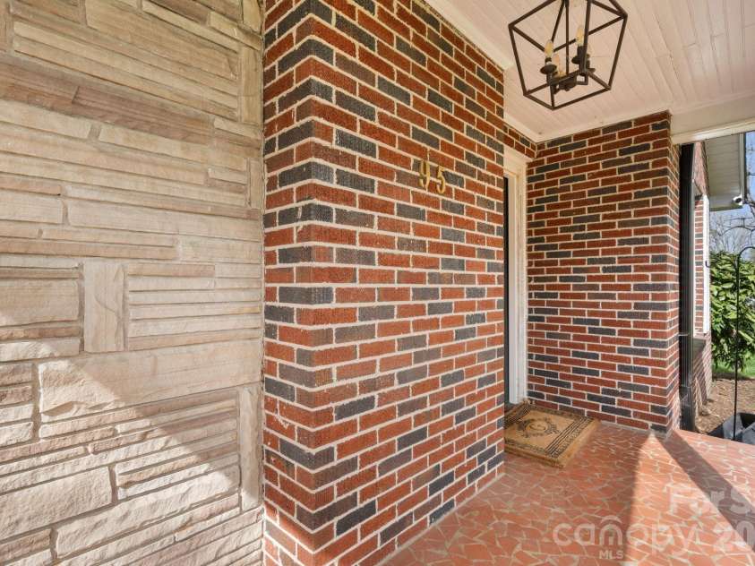 95 18th Avenue, Hickory, NC 28601.  MLS# CAR4358938, YatesRealty ID 18936. 