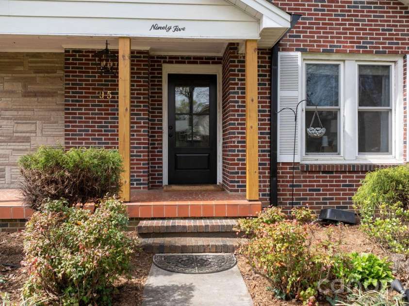 95 18th Avenue, Hickory, NC 28601.  MLS# CAR4358938, YatesRealty ID 18936. 