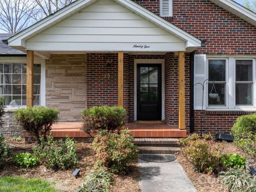 95 18th Avenue, Hickory, NC 28601.  MLS# CAR4358938, YatesRealty ID 18936. 