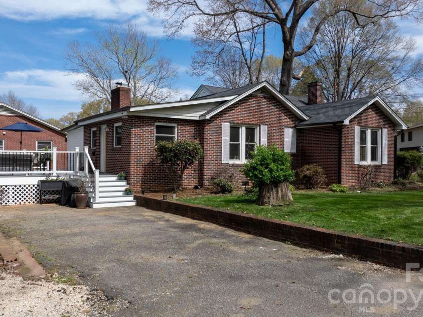 95 18th Avenue, Hickory, NC 28601.  MLS# CAR4358938, YatesRealty ID 18936. 