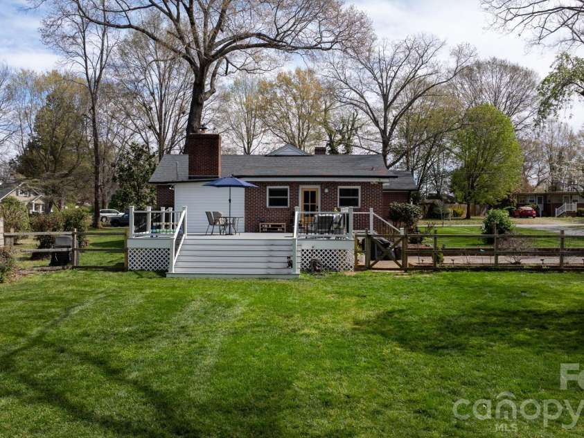 95 18th Avenue, Hickory, NC 28601.  MLS# CAR4358938, YatesRealty ID 18936. 