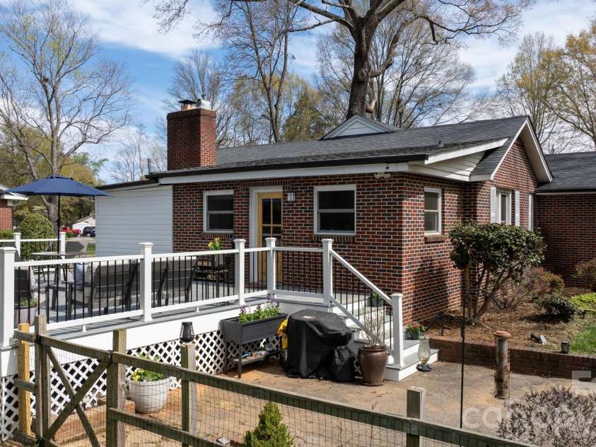 95 18th Avenue, Hickory, NC 28601.  MLS# CAR4358938, YatesRealty ID 18936. 