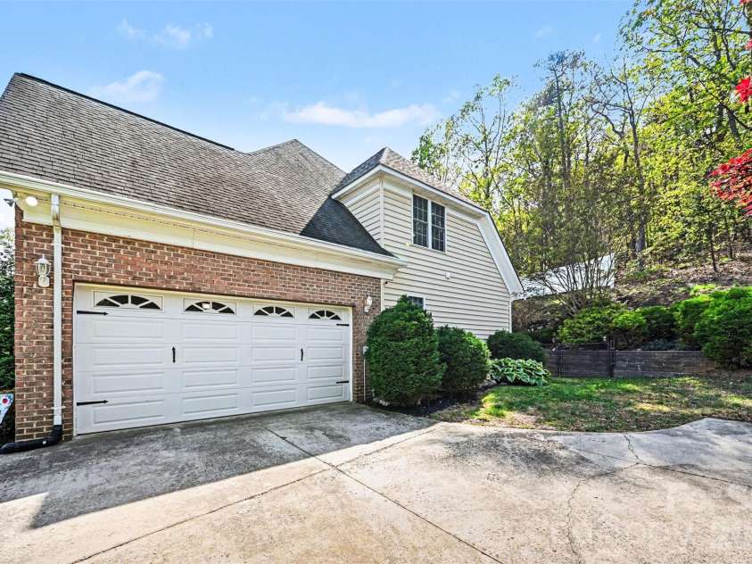 7940 Oakmont Court, Hickory, NC 28602.  MLS# CAR4370931, YatesRealty ID 18937. 2 car garage