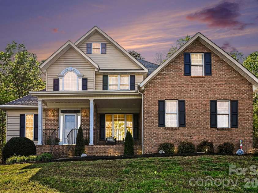 7940 Oakmont Court, Hickory, NC 28602.  MLS# CAR4370931, YatesRealty ID 18937. 