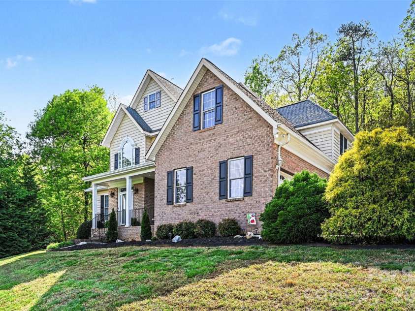 7940 Oakmont Court, Hickory, NC 28602.  MLS# CAR4370931, YatesRealty ID 18937. 