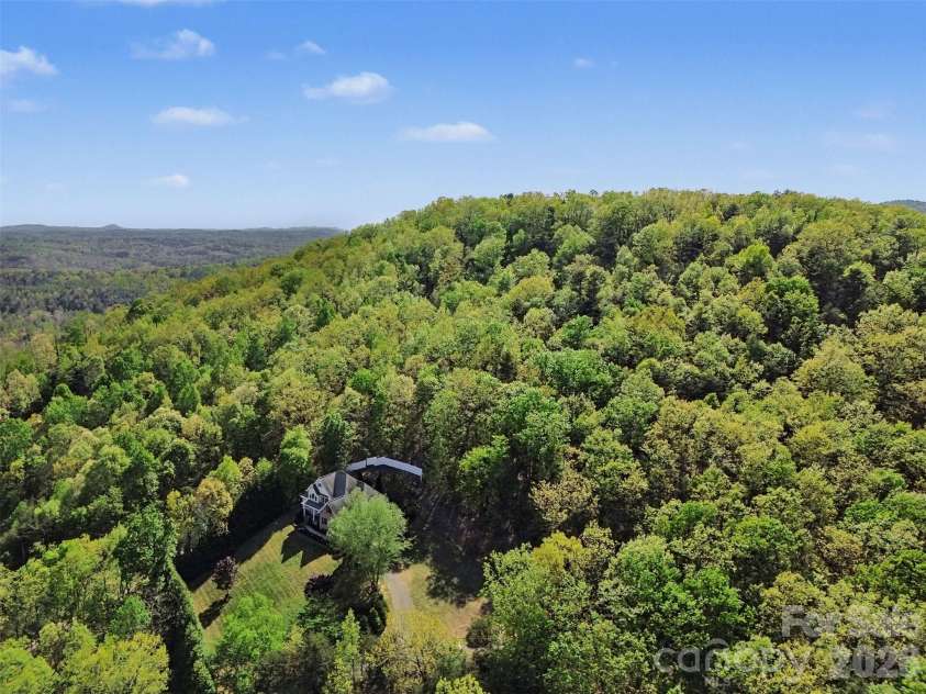 7940 Oakmont Court, Hickory, NC 28602.  MLS# CAR4370931, YatesRealty ID 18937. 