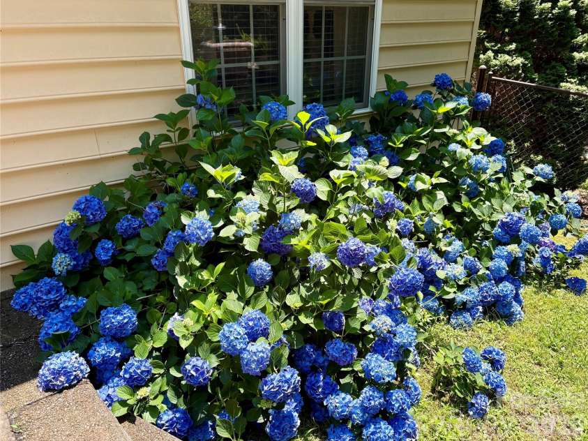 7940 Oakmont Court, Hickory, NC 28602.  MLS# CAR4370931, YatesRealty ID 18937. 