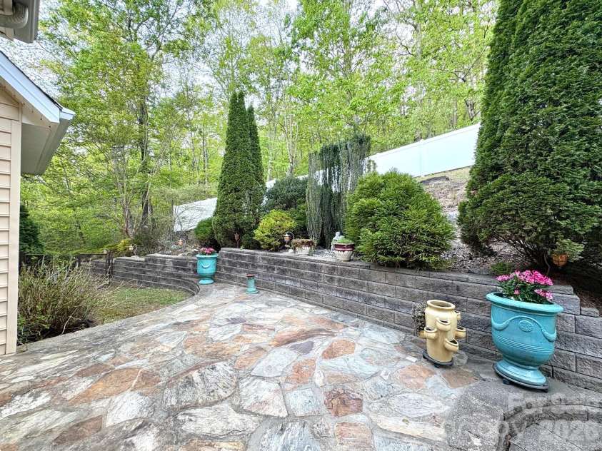 7940 Oakmont Court, Hickory, NC 28602.  MLS# CAR4370931, YatesRealty ID 18937. Back patio
