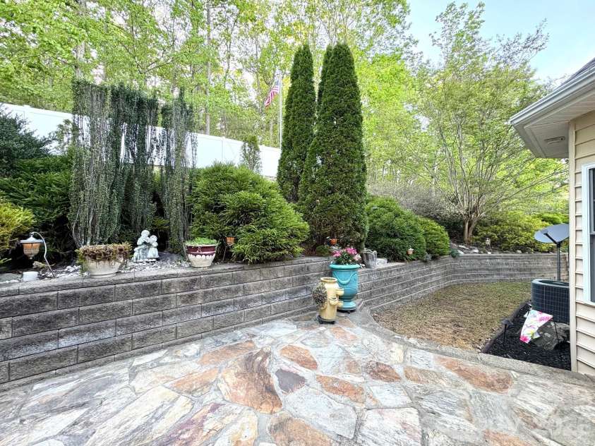 7940 Oakmont Court, Hickory, NC 28602.  MLS# CAR4370931, YatesRealty ID 18937. Back patio