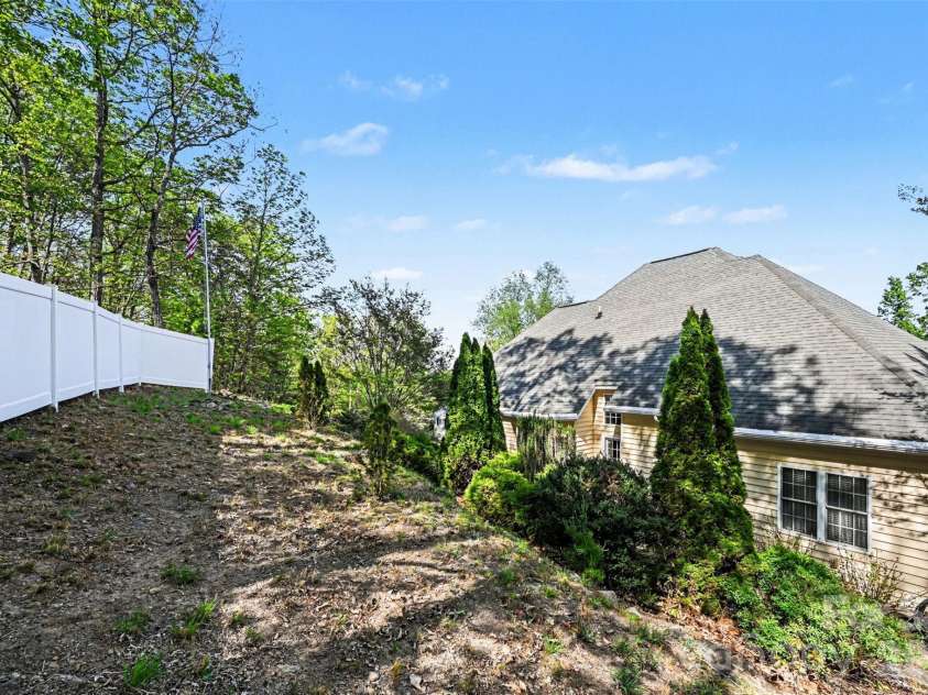 7940 Oakmont Court, Hickory, NC 28602.  MLS# CAR4370931, YatesRealty ID 18937. Back yard