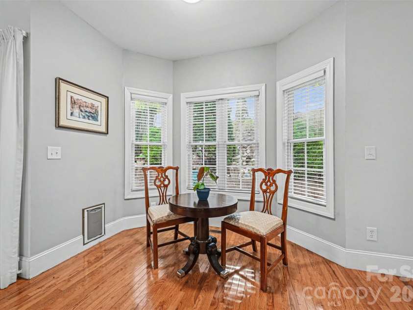 7940 Oakmont Court, Hickory, NC 28602.  MLS# CAR4370931, YatesRealty ID 18937. Breakfast area