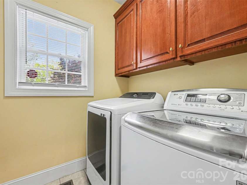 7940 Oakmont Court, Hickory, NC 28602.  MLS# CAR4370931, YatesRealty ID 18937. Laundry room