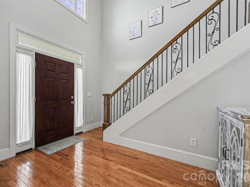 7940 Oakmont Court, Hickory, NC 28602.  MLS# CAR4370931, YatesRealty ID 18937. Two story entry