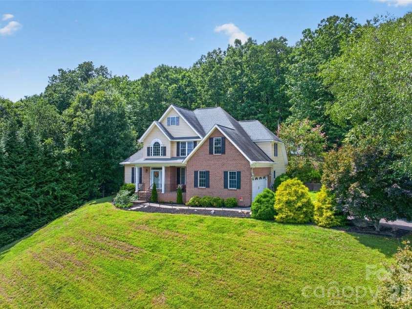 7940 Oakmont Court, Hickory, NC 28602.  MLS# CAR4417499, YatesRealty ID 18937. 