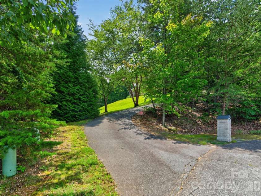 7940 Oakmont Court, Hickory, NC 28602.  MLS# CAR4417499, YatesRealty ID 18937. 