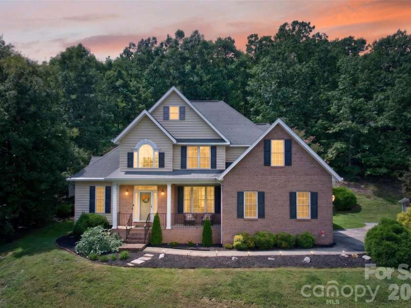 7940 Oakmont Court, Hickory, NC 28602.  MLS# CAR4417499, YatesRealty ID 18937. 