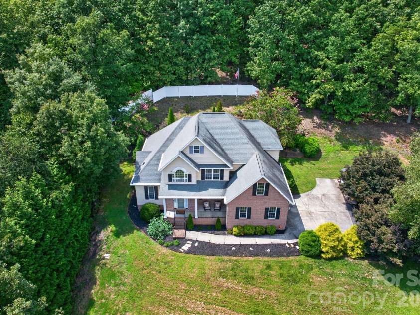 7940 Oakmont Court, Hickory, NC 28602.  MLS# CAR4417499, YatesRealty ID 18937. 