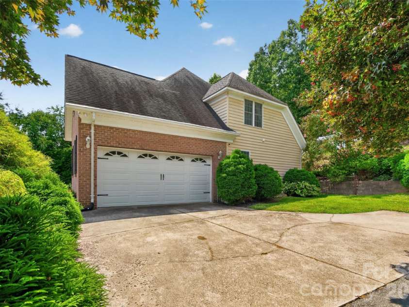 7940 Oakmont Court, Hickory, NC 28602.  MLS# CAR4417499, YatesRealty ID 18937. 