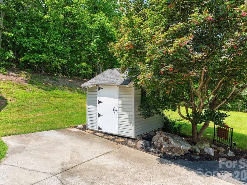 7940 Oakmont Court, Hickory, NC 28602.  MLS# CAR4417499, YatesRealty ID 18937. 