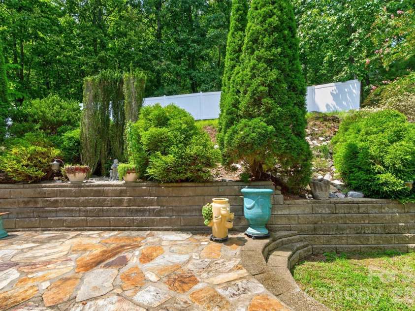 7940 Oakmont Court, Hickory, NC 28602.  MLS# CAR4417499, YatesRealty ID 18937. 