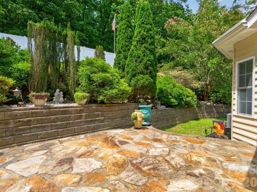 7940 Oakmont Court, Hickory, NC 28602.  MLS# CAR4417499, YatesRealty ID 18937. 
