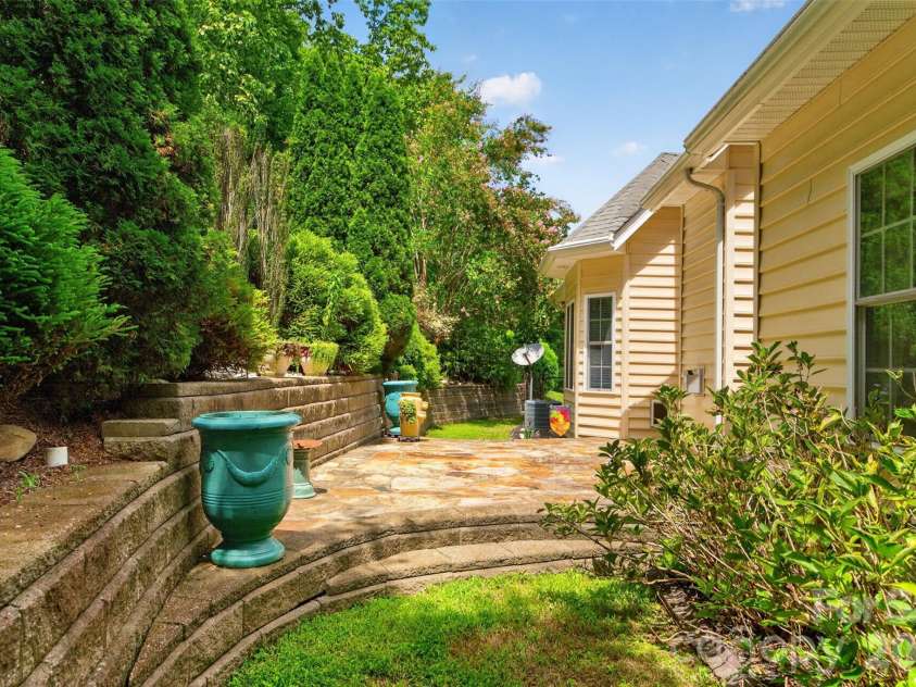 7940 Oakmont Court, Hickory, NC 28602.  MLS# CAR4417499, YatesRealty ID 18937. 