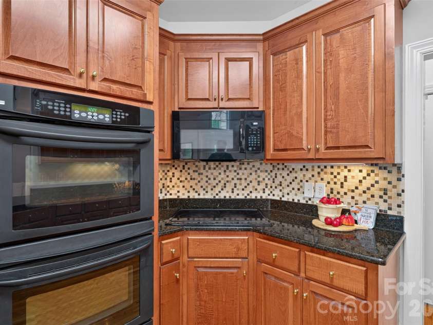 7940 Oakmont Court, Hickory, NC 28602.  MLS# CAR4417499, YatesRealty ID 18937. 