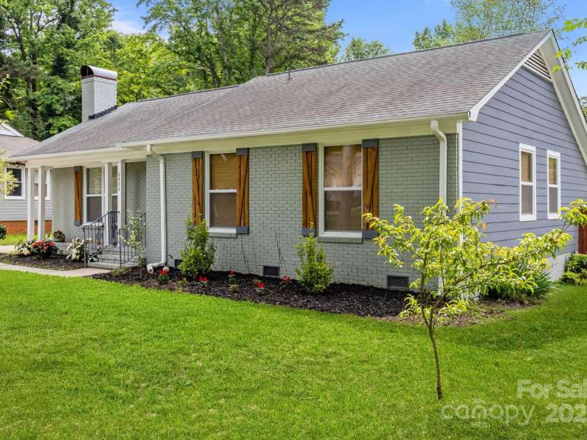 6406 Old Meadow Road, Charlotte, NC 28227.  MLS# CAR4259325, YatesRealty ID 18938. 