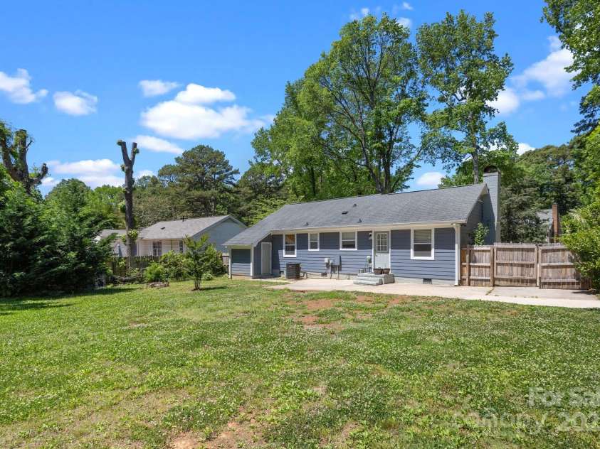 6406 Old Meadow Road, Charlotte, NC 28227.  MLS# CAR4259325, YatesRealty ID 18938. 