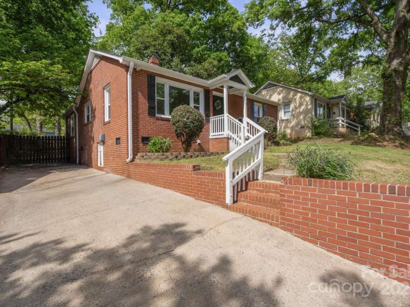 534 Kingston Avenue, Charlotte, NC 28203.  MLS# CAR4258092, YatesRealty ID 18939. 