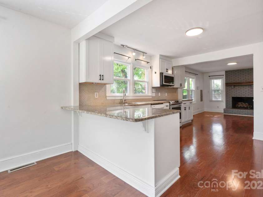 534 Kingston Avenue, Charlotte, NC 28203.  MLS# CAR4258092, YatesRealty ID 18939. 