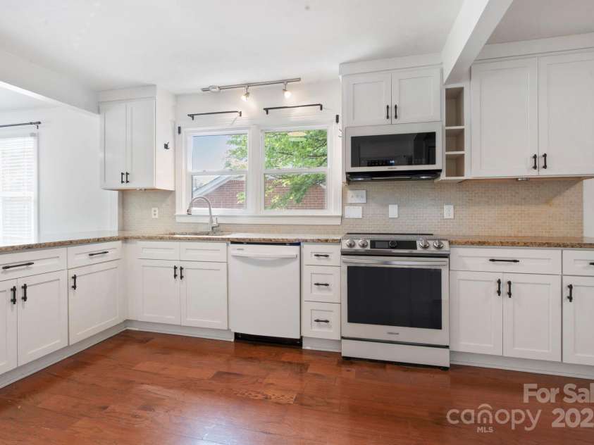 534 Kingston Avenue, Charlotte, NC 28203.  MLS# CAR4258092, YatesRealty ID 18939. 