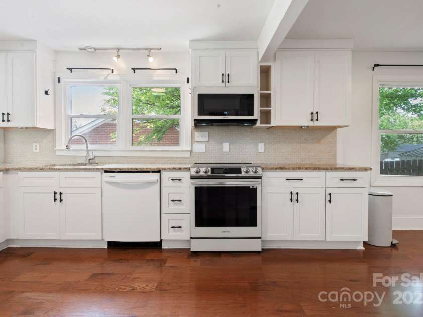 534 Kingston Avenue, Charlotte, NC 28203.  MLS# CAR4258092, YatesRealty ID 18939. 