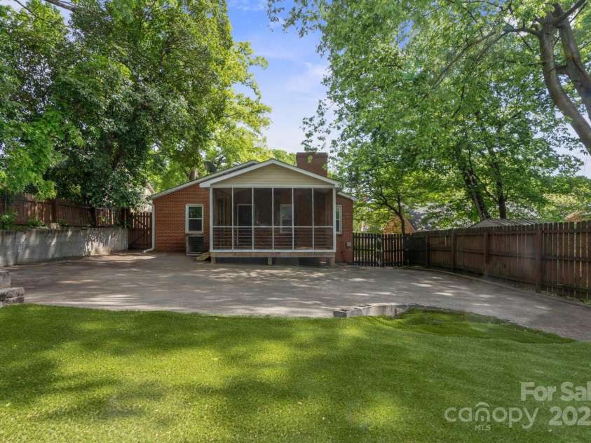 534 Kingston Avenue, Charlotte, NC 28203.  MLS# CAR4258092, YatesRealty ID 18939. 