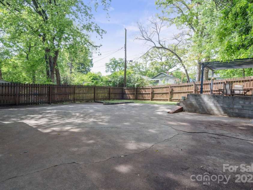 534 Kingston Avenue, Charlotte, NC 28203.  MLS# CAR4258092, YatesRealty ID 18939. 