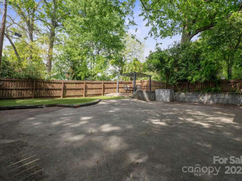 534 Kingston Avenue, Charlotte, NC 28203.  MLS# CAR4258092, YatesRealty ID 18939. 