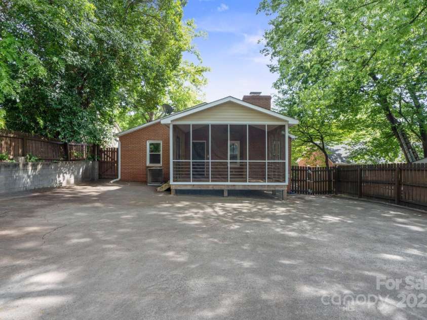 534 Kingston Avenue, Charlotte, NC 28203.  MLS# CAR4258092, YatesRealty ID 18939. 